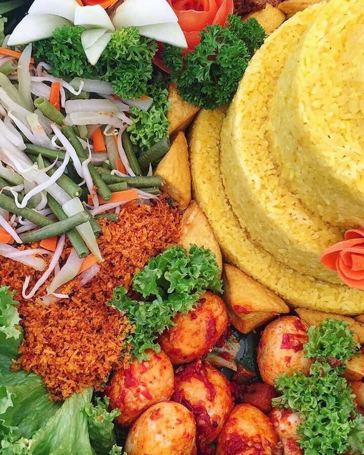CLOSE-UP OF VEGETABLES ON PLATE