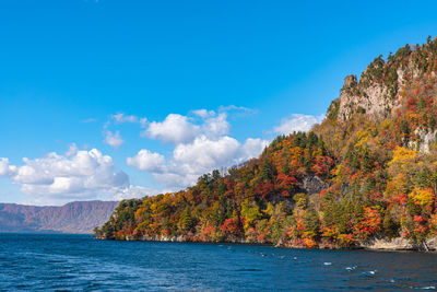 Lake towada utumn foliage scenery. towada-hachimantai national park in tohoku region. aomori, japan.