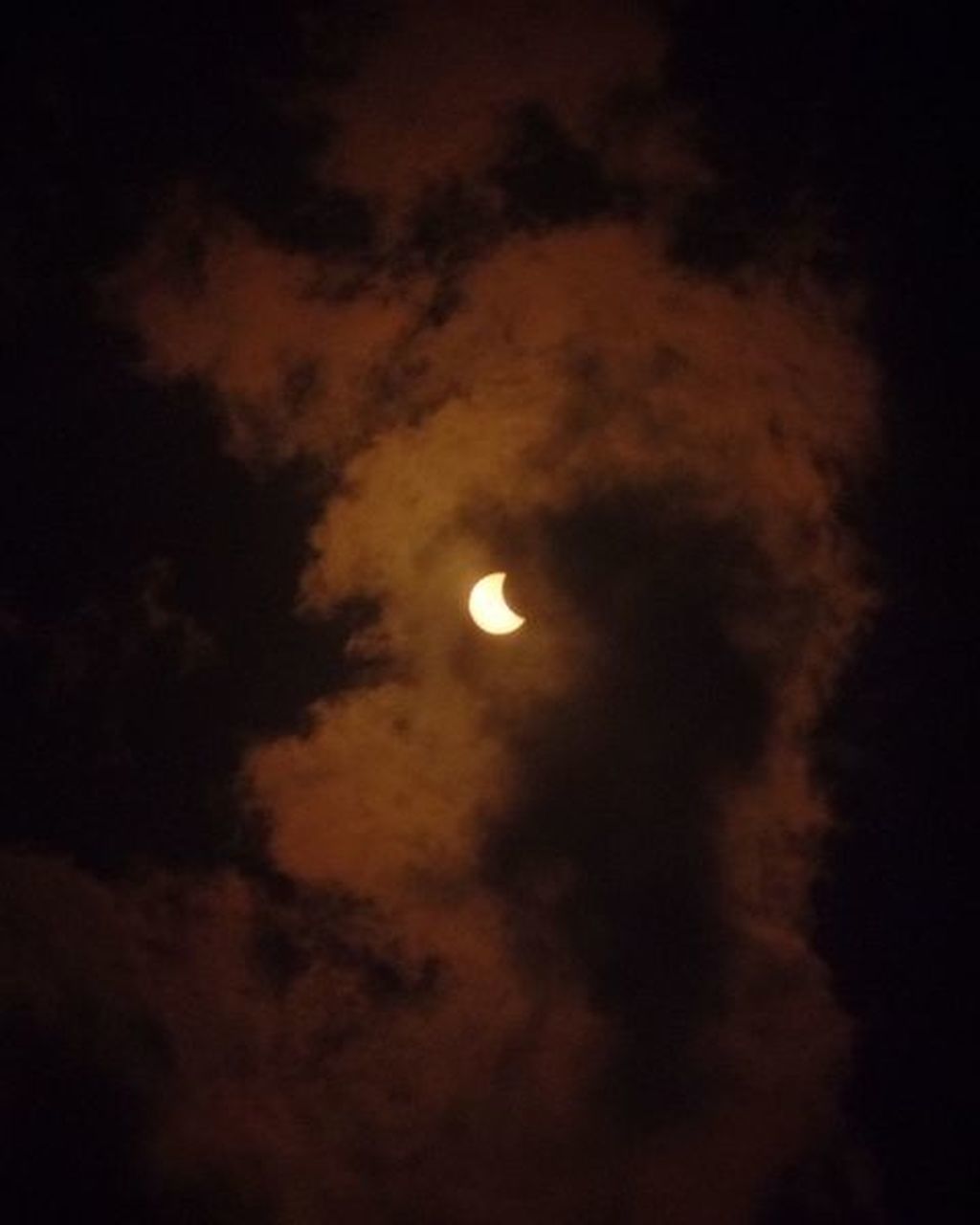 LOW ANGLE VIEW OF FULL MOON IN SKY