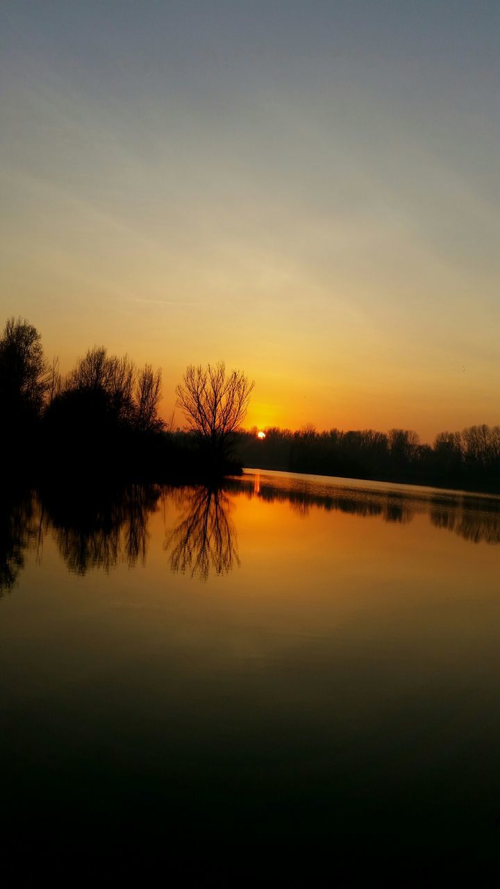 sunset, tranquil scene, reflection, tranquility, scenics, lake, water, clear sky, beauty in nature, silhouette, tree, copy space, nature, idyllic, orange color, waterfront, standing water, calm, sky, outdoors