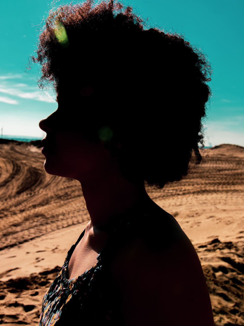 PORTRAIT OF YOUNG MAN AT BEACH