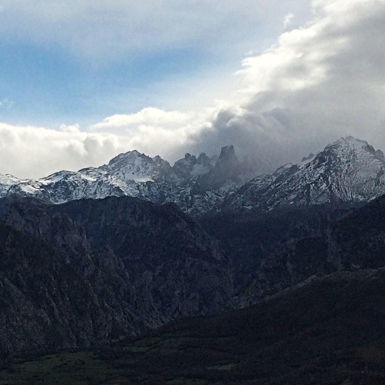 mountain, mountain range, sky, tranquil scene, scenics, tranquility, beauty in nature, cloud - sky, snow, landscape, winter, nature, cloudy, snowcapped mountain, cold temperature, weather, cloud, non-urban scene, idyllic, majestic