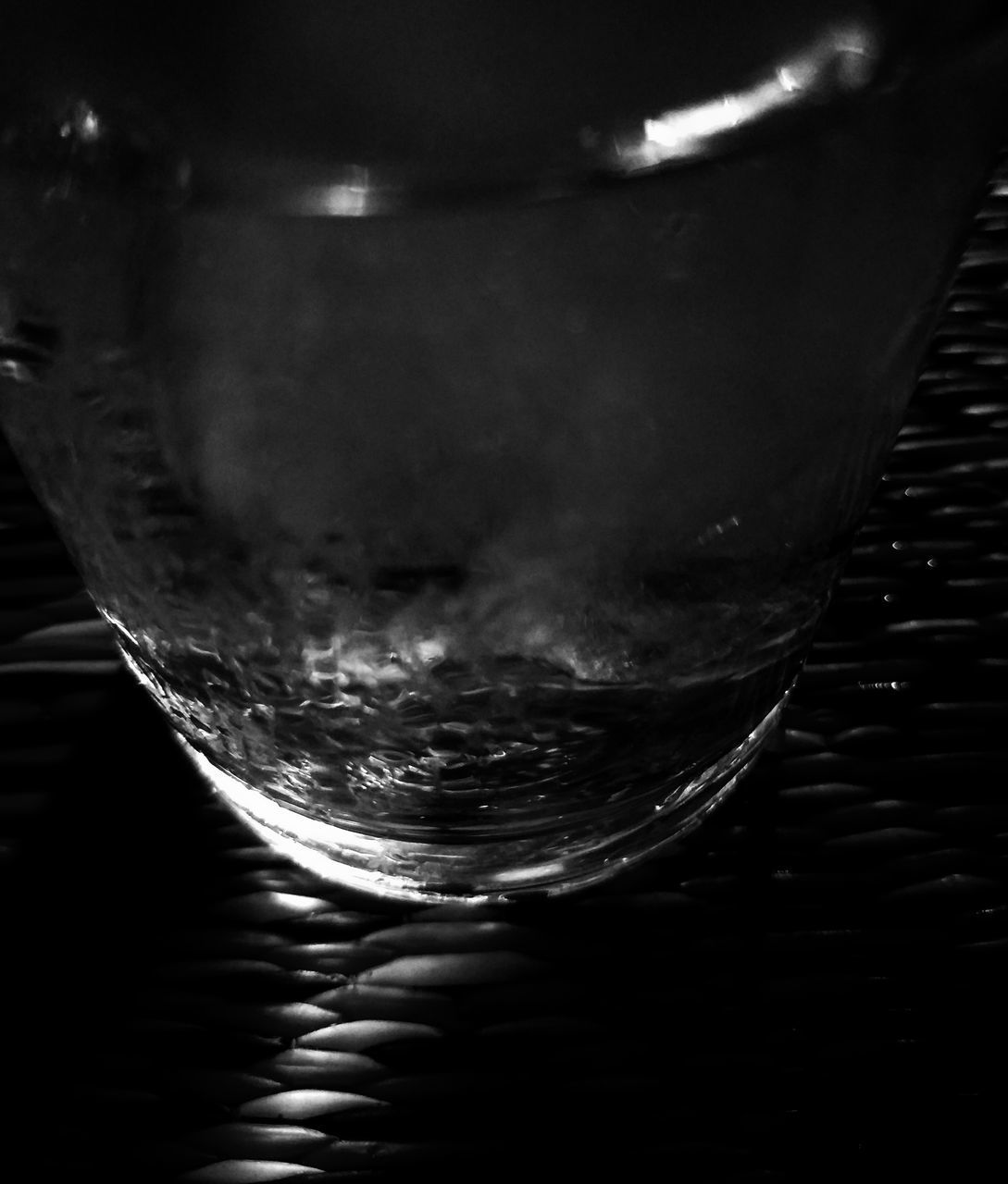 CLOSE-UP OF GLASS OF WATER