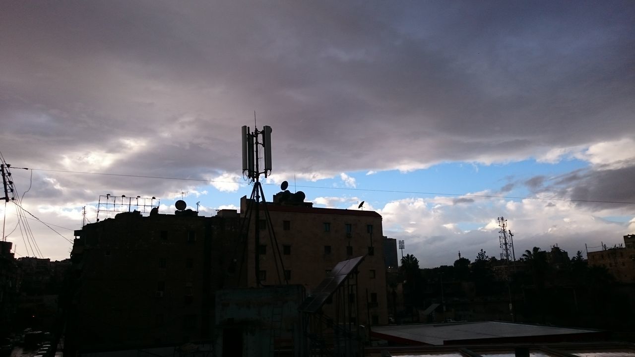 PANORAMIC VIEW OF BUILDINGS AGAINST SKY IN CITY