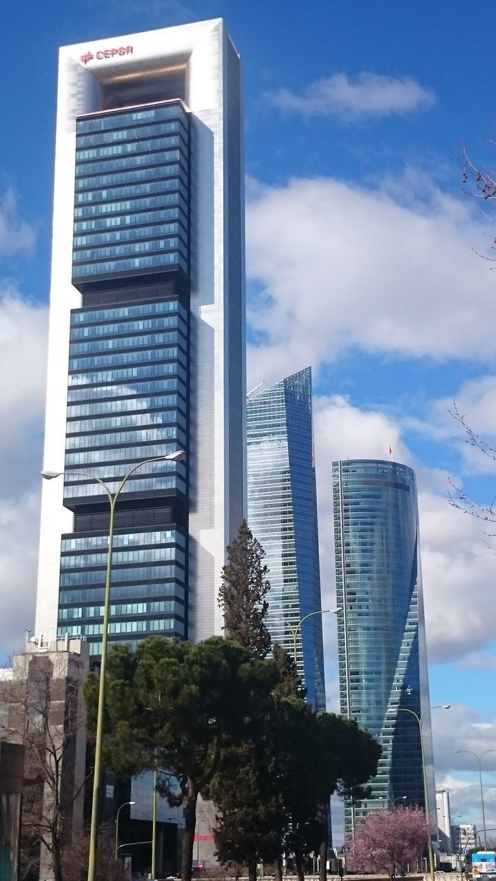 LOW ANGLE VIEW OF MODERN BUILDINGS AGAINST SKY IN CITY