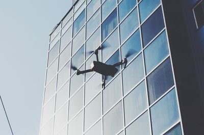 Low angle view of modern skyscraper against sky