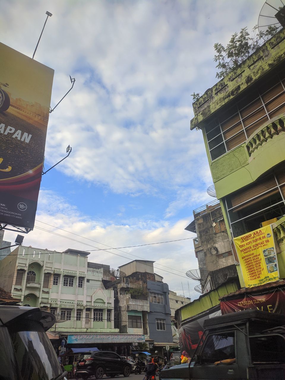 LOW ANGLE VIEW OF BUILDINGS AGAINST SKY IN CITY