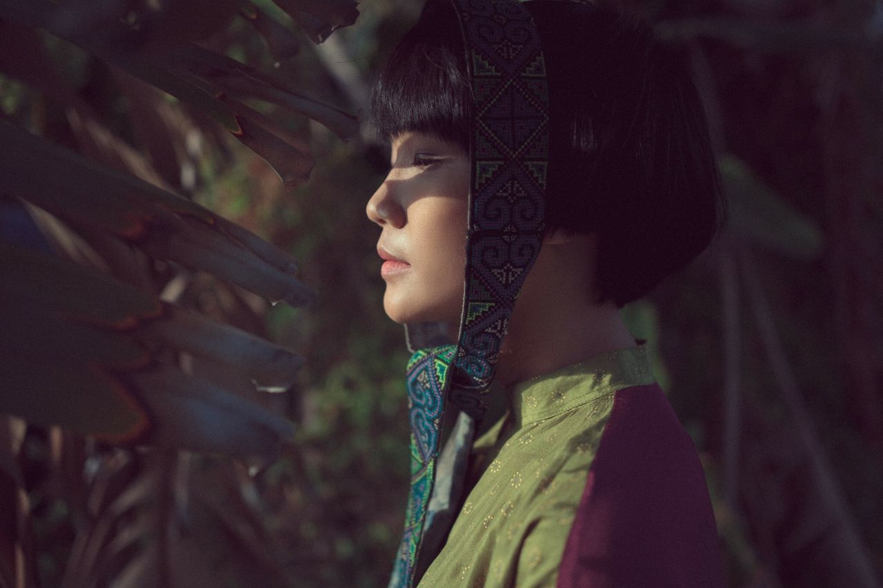 PORTRAIT OF GIRL LOOKING AWAY OUTDOORS