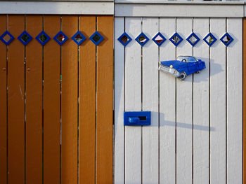 Old car fan's fence