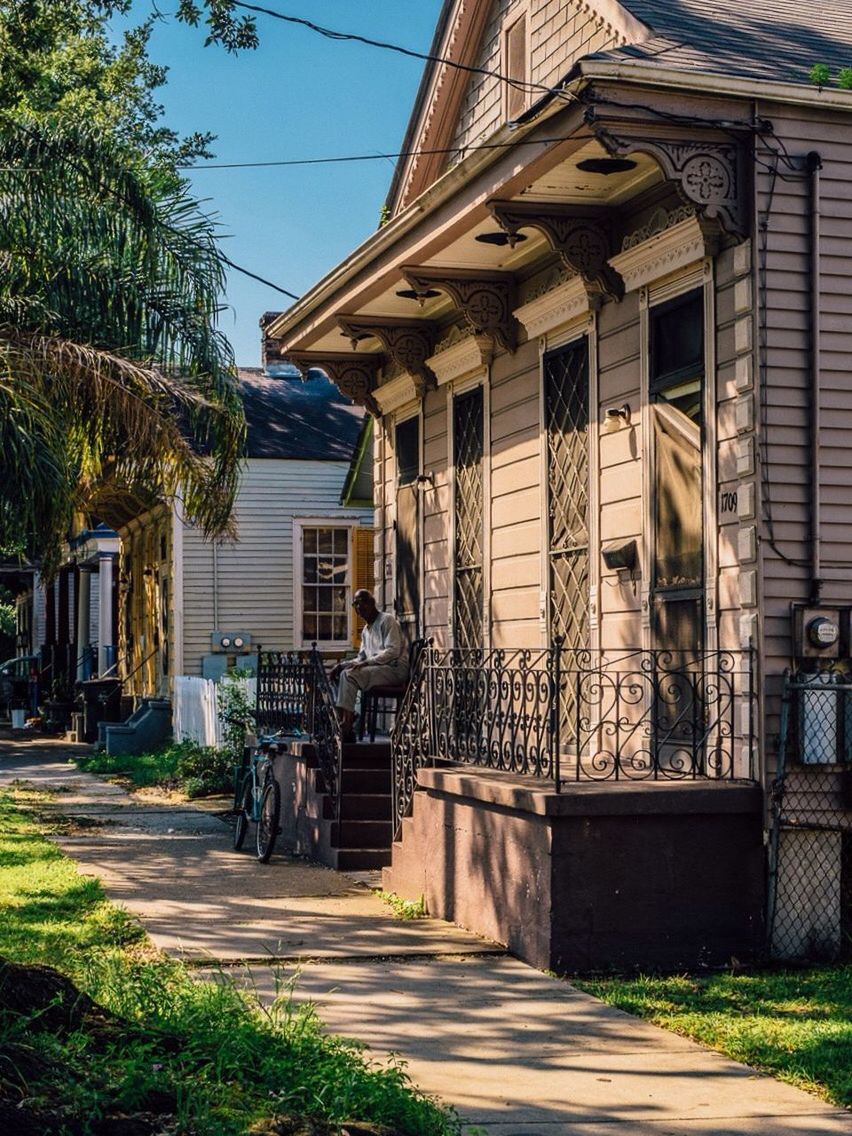 architecture, building exterior, built structure, house, the way forward, residential structure, residential building, tree, street, footpath, walkway, cobblestone, outdoors, sunlight, day, pathway, sky, plant, building, alley