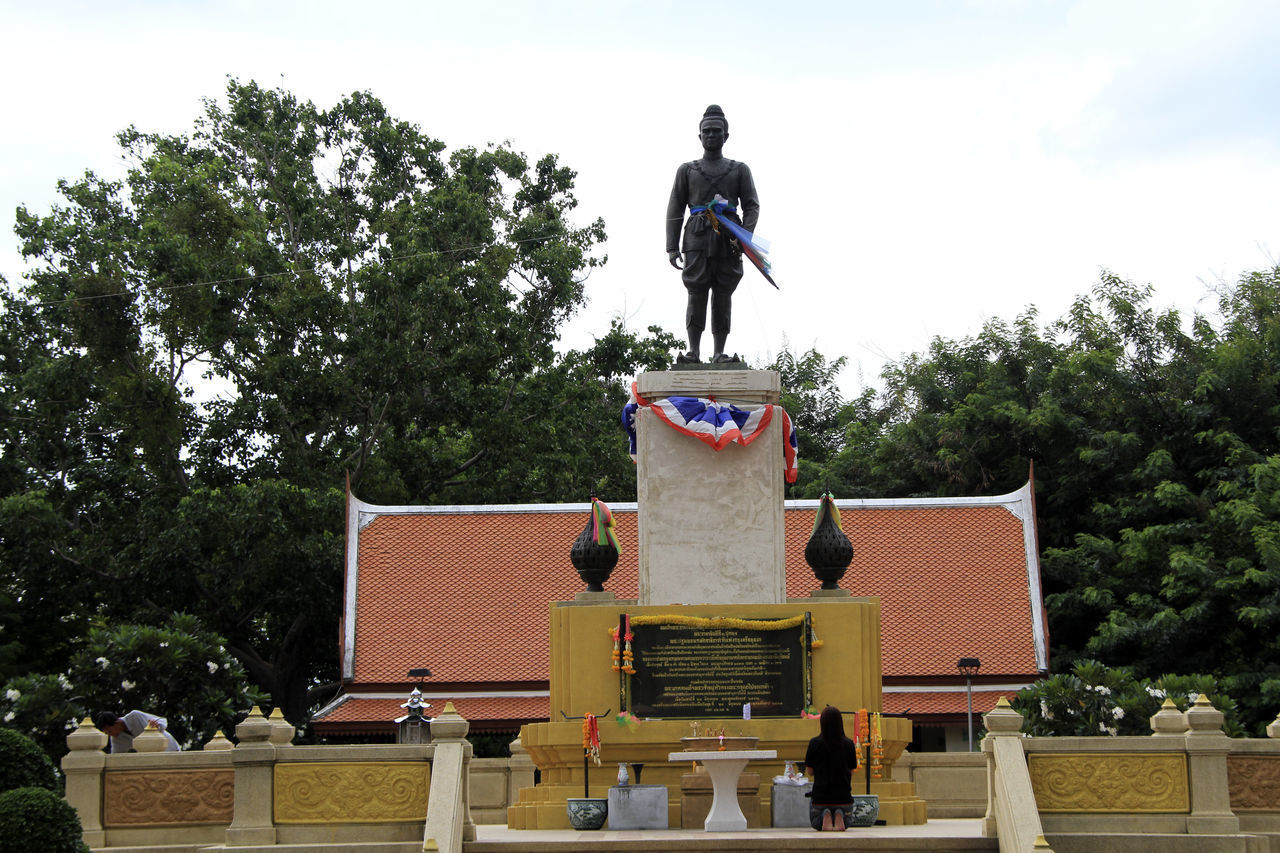 LOW ANGLE VIEW OF STATUE AGAINST SKY AT CEMETERY