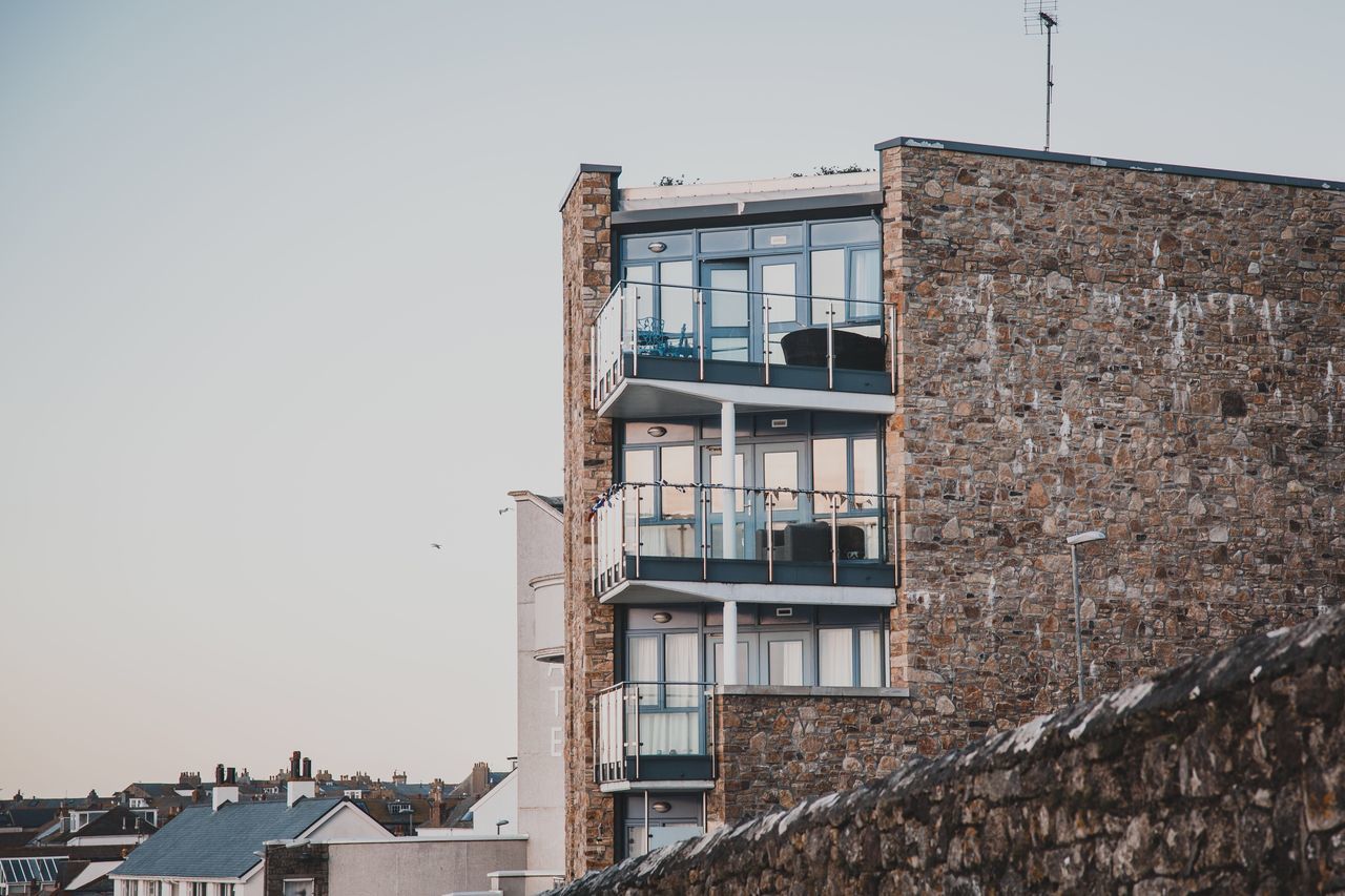 architecture, built structure, building exterior, sky, building, clear sky, residential district, window, day, no people, city, nature, copy space, low angle view, outdoors, wall, apartment, wall - building feature, roof, sunlight