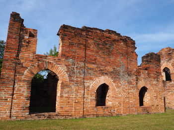 Old ruin building against sky