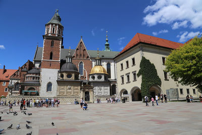 2004 - krakow, wawel castle, wawel cathedral, view of buildings against sky in city