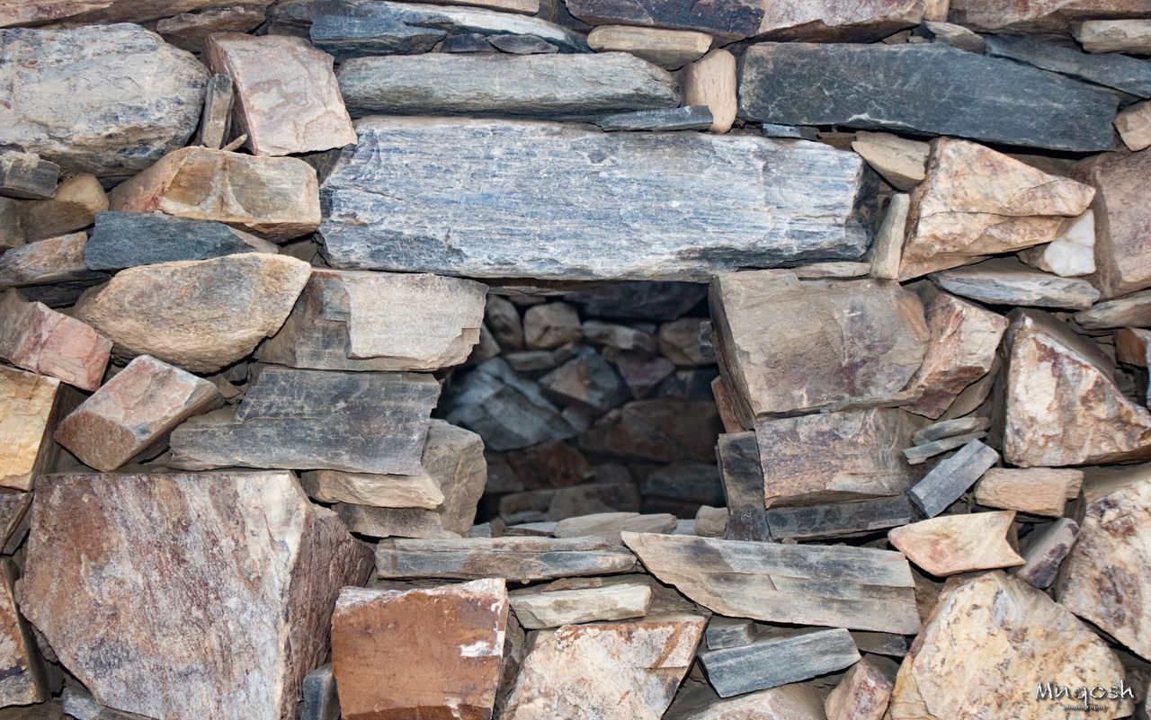 FULL FRAME SHOT OF ROCKS ON STONE WALL