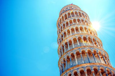 Leaning tower of pisa against clear blue sky