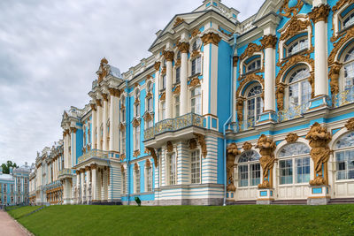 Catherine palace is a rococo palace located in the town of tsarskoye selo, russia