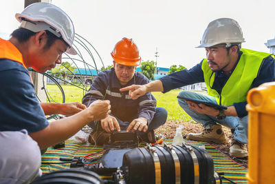 Fusion of fiber optics cable internet signal splicing and wire connection