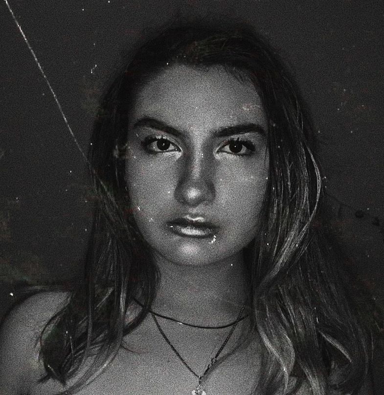 CLOSE-UP PORTRAIT OF A BEAUTIFUL WOMAN