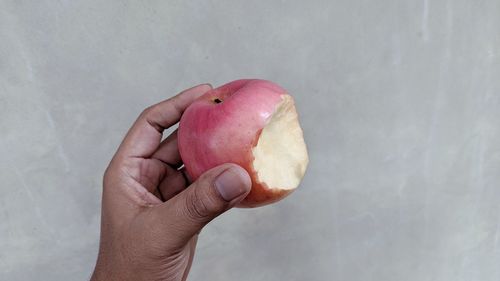 Close-up of hand holding apple