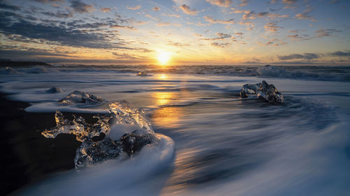 Strong waves on diamond beach, iceland