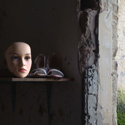 Portrait of a mannequin head against wall and window