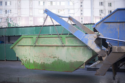 Loading household waste from the container into the car. 