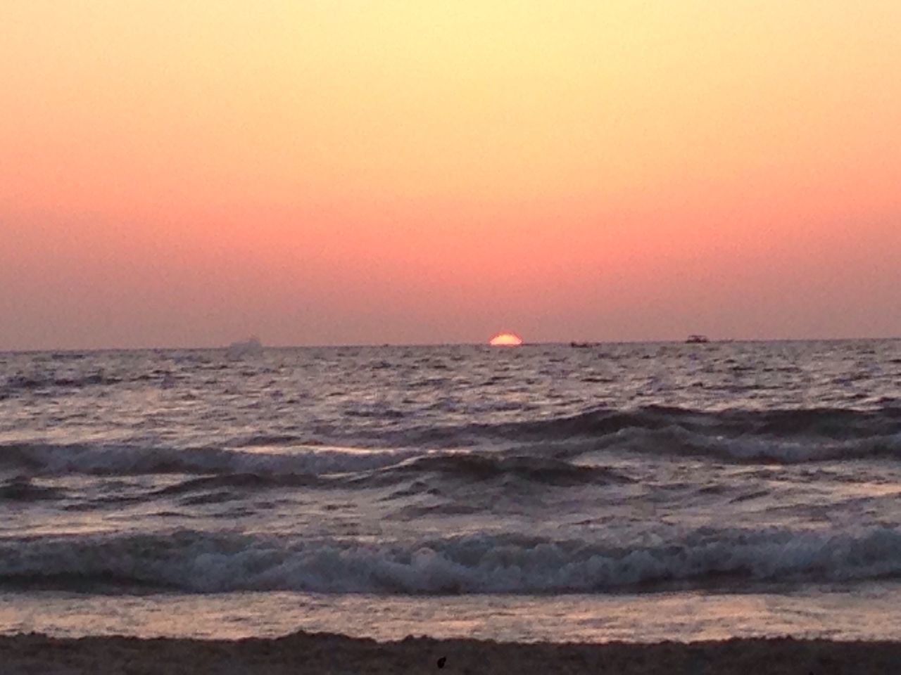 sea, horizon over water, sunset, water, scenics, beauty in nature, tranquil scene, orange color, tranquility, wave, beach, idyllic, nature, sky, sun, shore, clear sky, seascape, copy space, remote