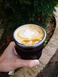 Close-up of hand holding coffee cup