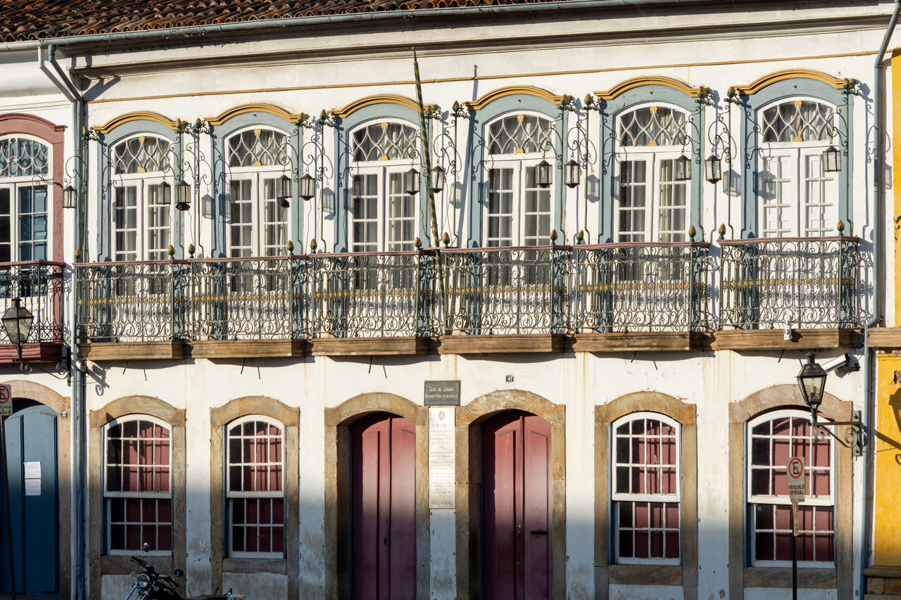 FULL FRAME SHOT OF BUILDING WITH WINDOWS