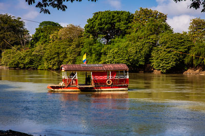 Non motorized ferry, called planchon, used by residents to cross the sinú river in montería.