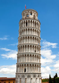 Leaning tower of pisa. travel destination in tuscany, italy.