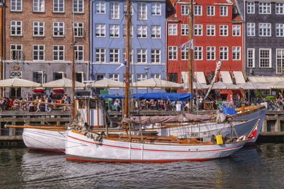 Scenic summer view of color buildings and boats of nyhavn in copenhagen, denmark