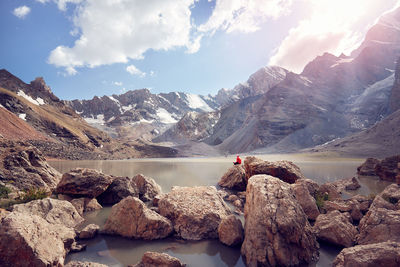 Panoramic view of lake and mountains against sky
