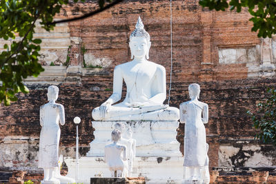 Statue of statues outside building