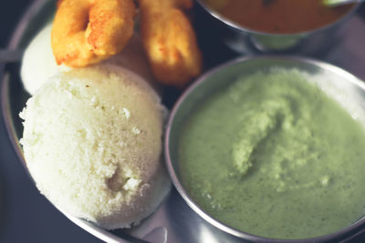 Close-up of bread in bowl on table