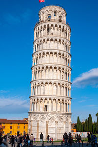 Leaning tower of pisa against blue sky