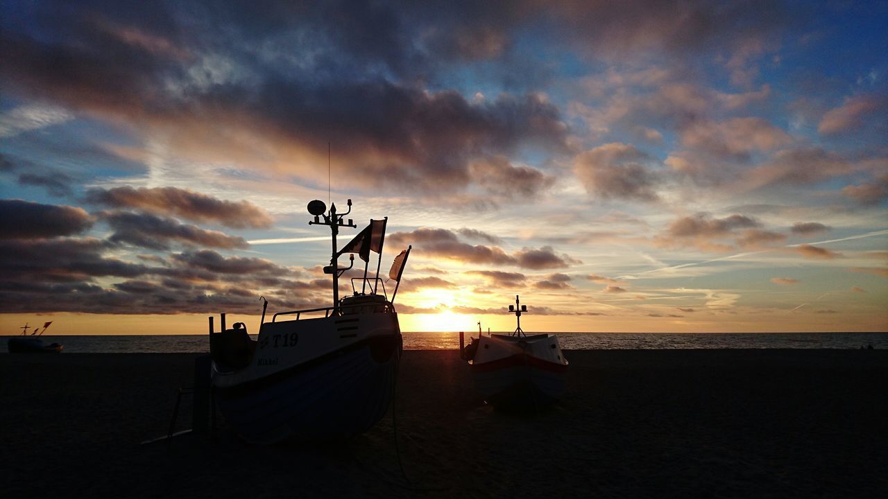 SILHOUETTE BOATS MOORED ON SEA AGAINST SKY DURING SUNSET