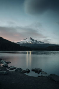 Trillium lake and mt. hood at night in oregon.