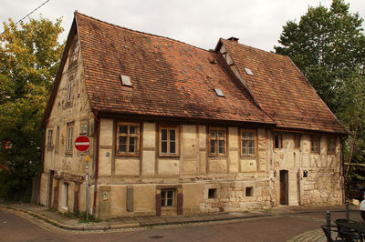 Historisches fachwerkhaus an einer strassenecke in stuttgart heslach