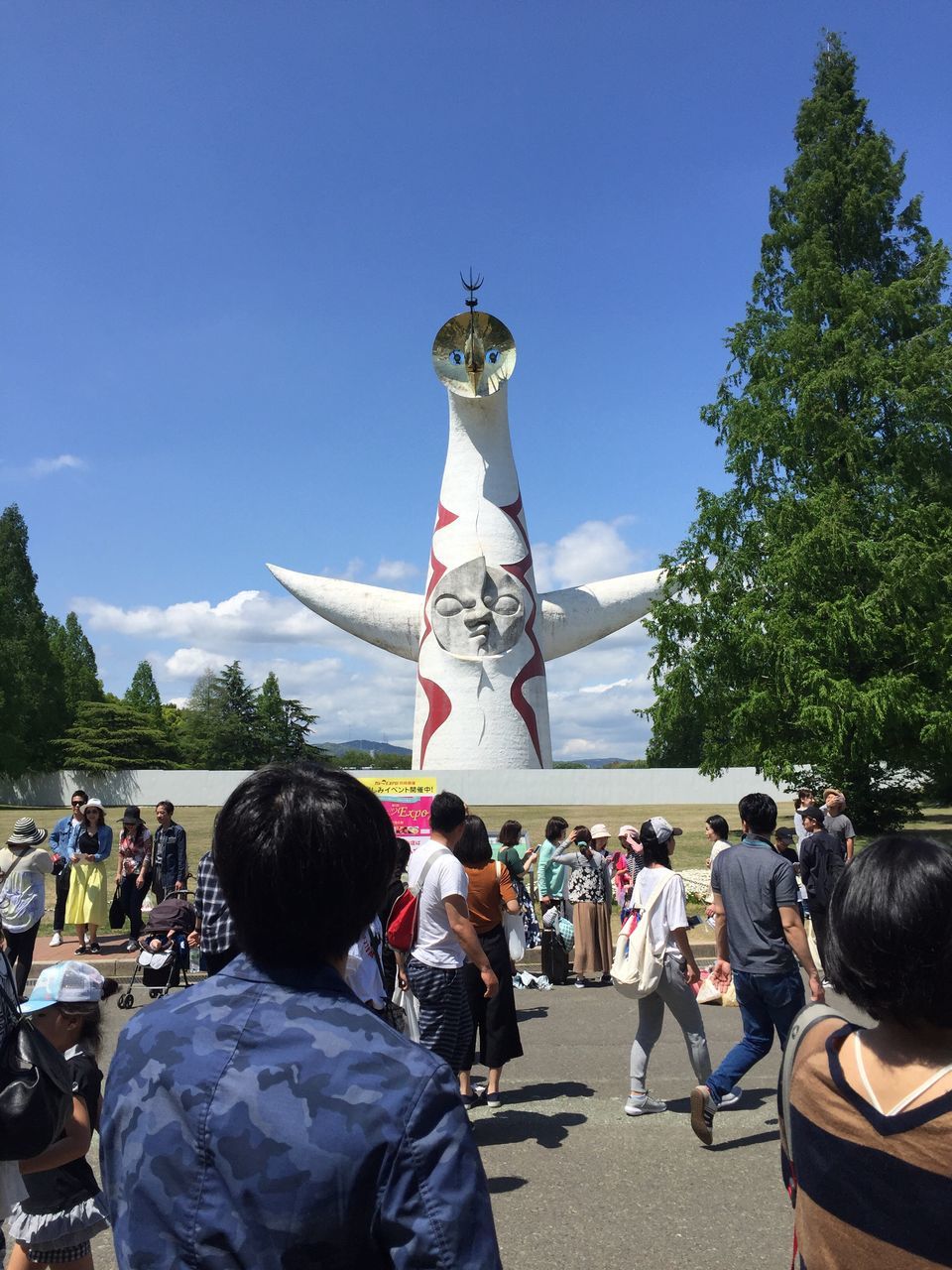 real people, large group of people, men, leisure activity, day, women, rear view, outdoors, lifestyles, tree, crowd, sky, sculpture, architecture, people