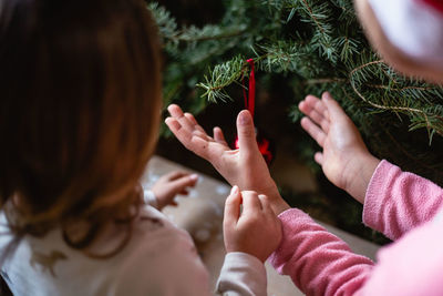 Close-up of corrente handa decorating christmas tree