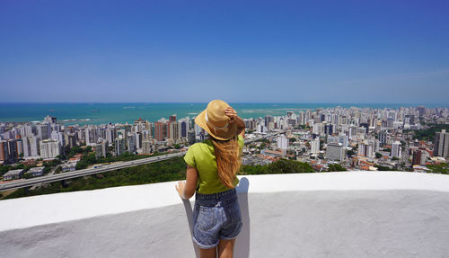 Panoramic view of traveler woman with hat in vila velha, vitoria metropolitan region, brazil.