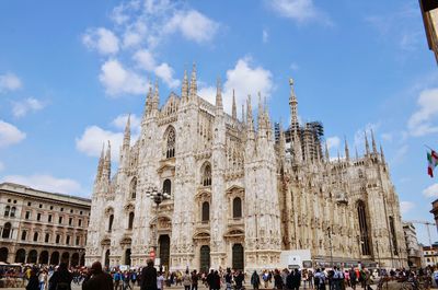 Tourists in front of milan cathedral