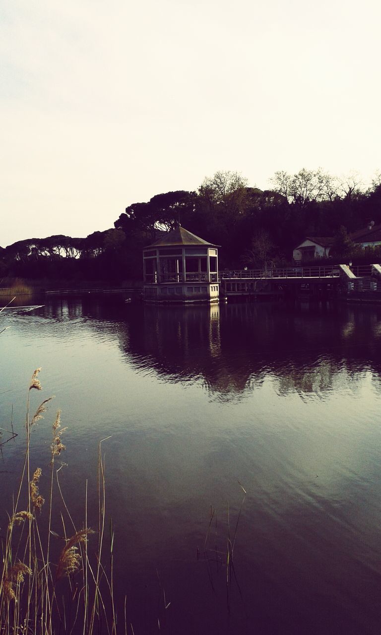 architecture, water, built structure, reflection, building exterior, clear sky, waterfront, lake, river, house, copy space, standing water, sky, tree, outdoors, no people, tranquility, nature, residential building, residential structure