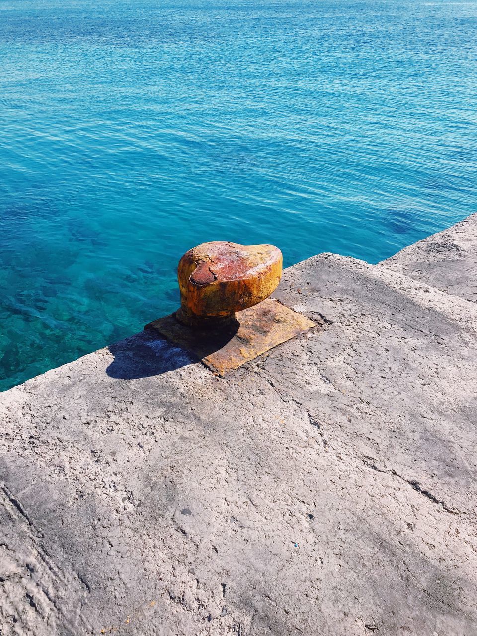 HIGH ANGLE VIEW OF ROCKS ON SHORE AT SEA