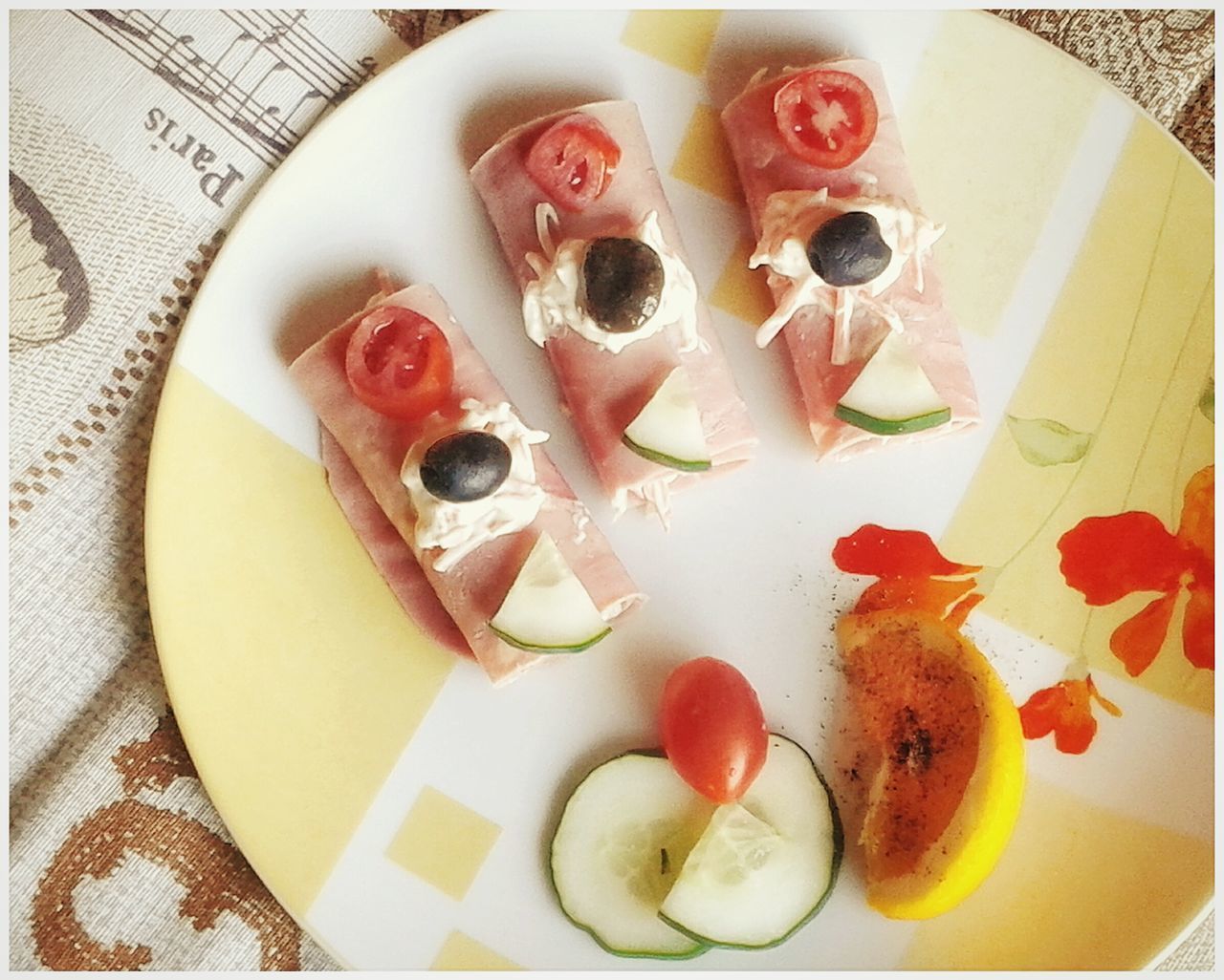 DIRECTLY ABOVE SHOT OF BREAKFAST ON TABLE