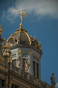 Rich and elegant decoration on historic buildings in brussels. the friendly capital of belgium.