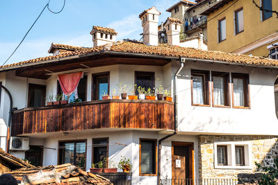 Traditional bulgarian architecture in the old medieval town area, veliko tarnovo city, bulgaria