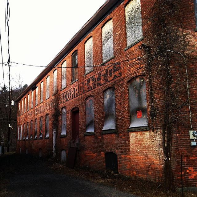 architecture, building exterior, built structure, window, brick wall, building, residential building, low angle view, residential structure, wall - building feature, exterior, old, house, outdoors, facade, no people, day, city, street, clear sky